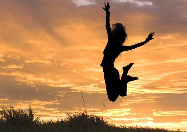 Seminare springende Frau Sonnenuntergang